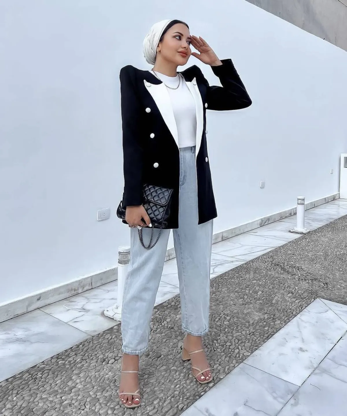 هاجر جمال باطلالة البليزر الاسود والابيض