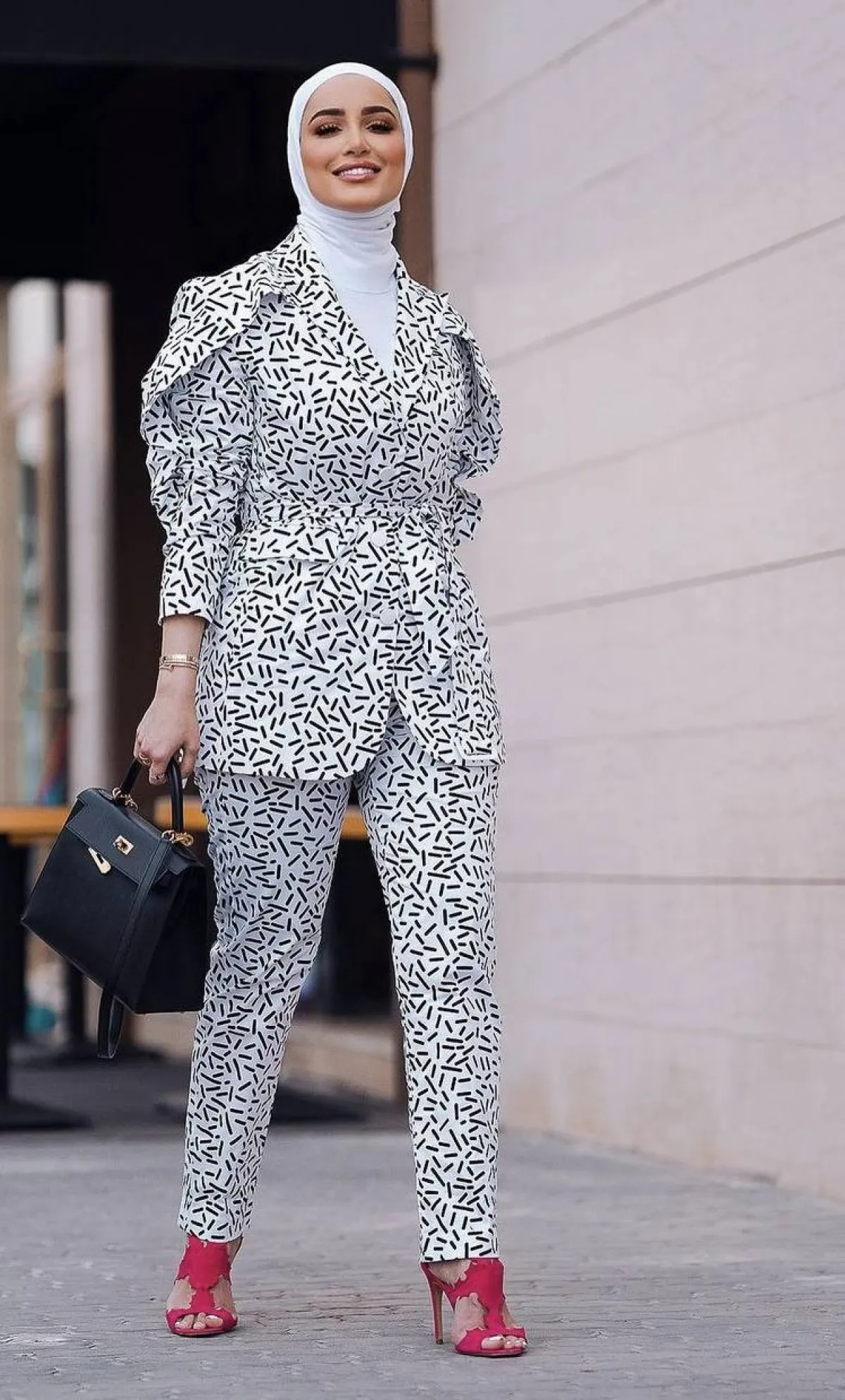 دلال الدوب بالبدلة الرسمية