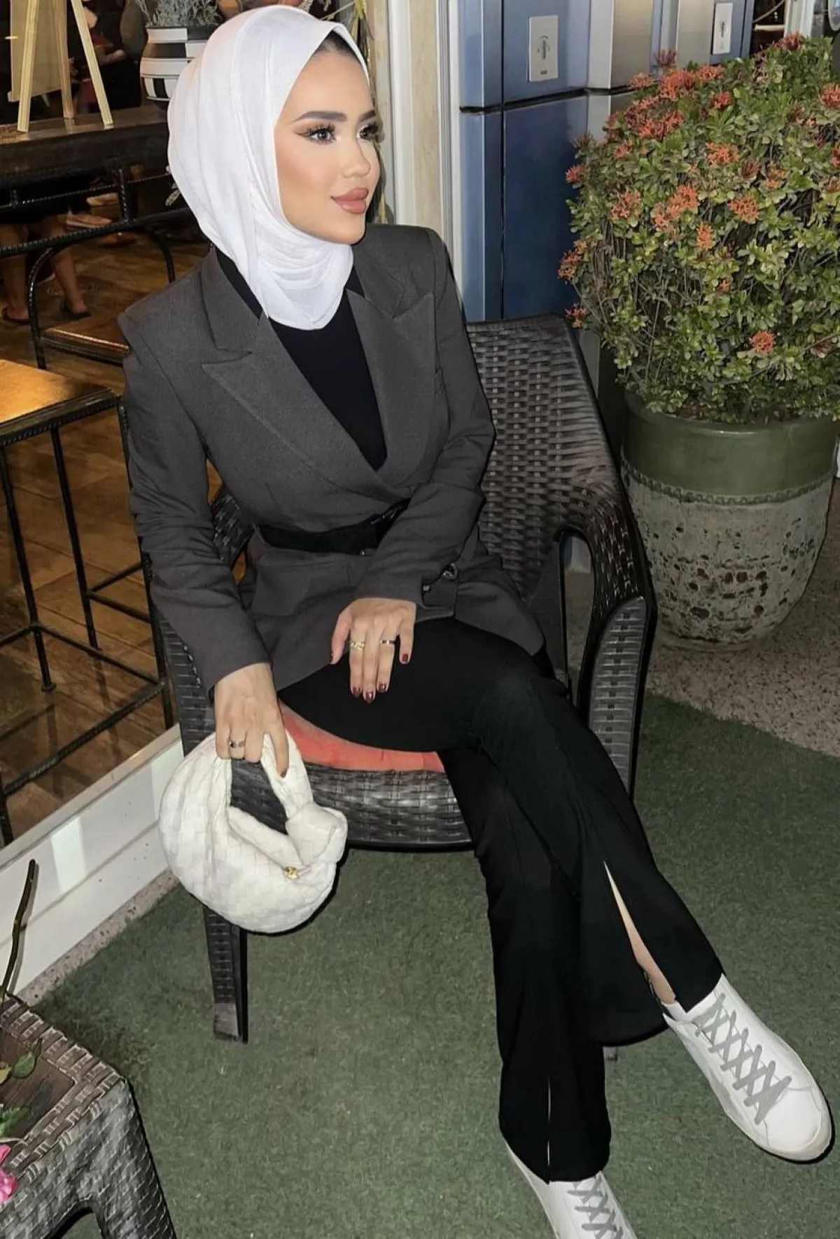 سارة الدهيم باطلالة حيادية الالوان