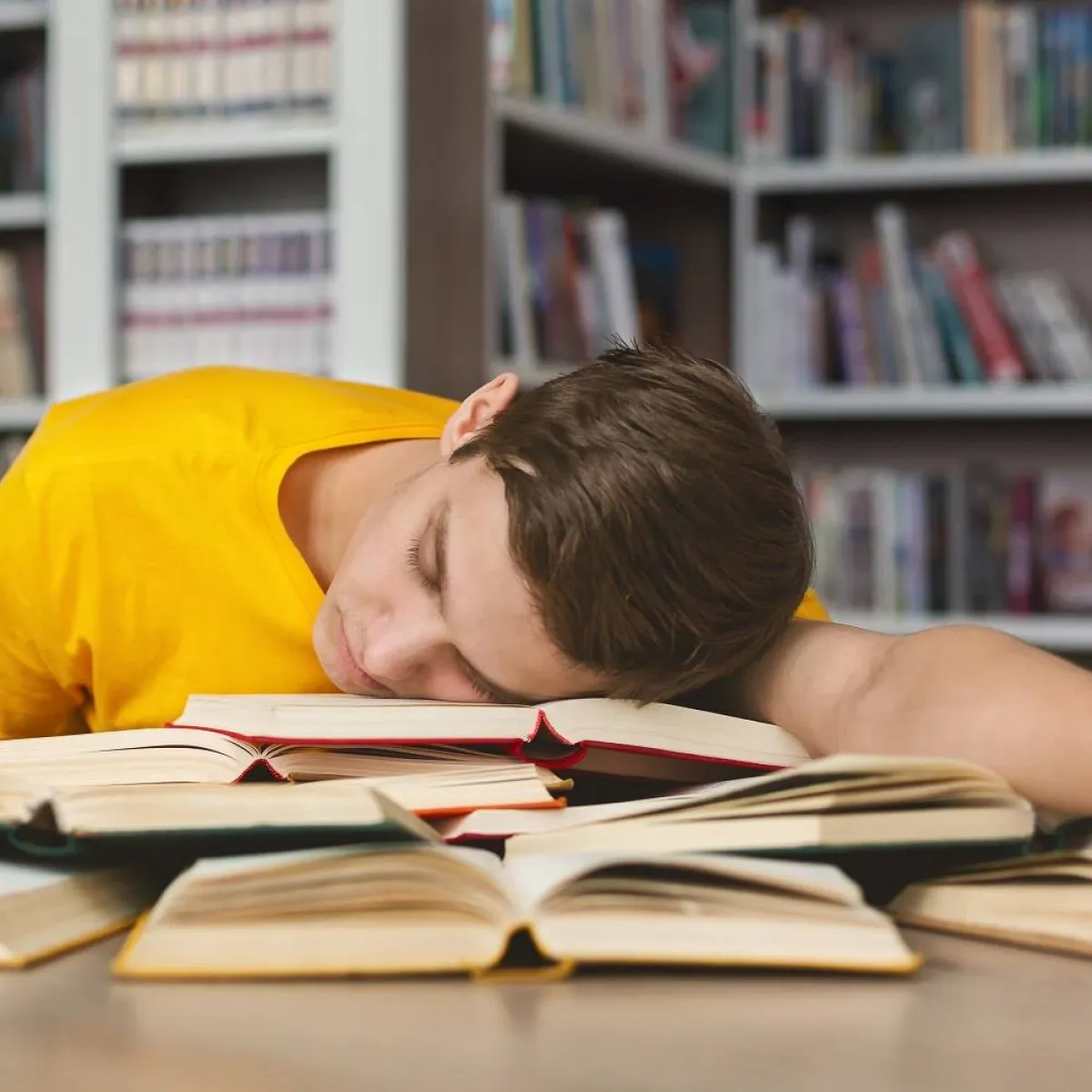 صورة لمراهق نحيف كسول