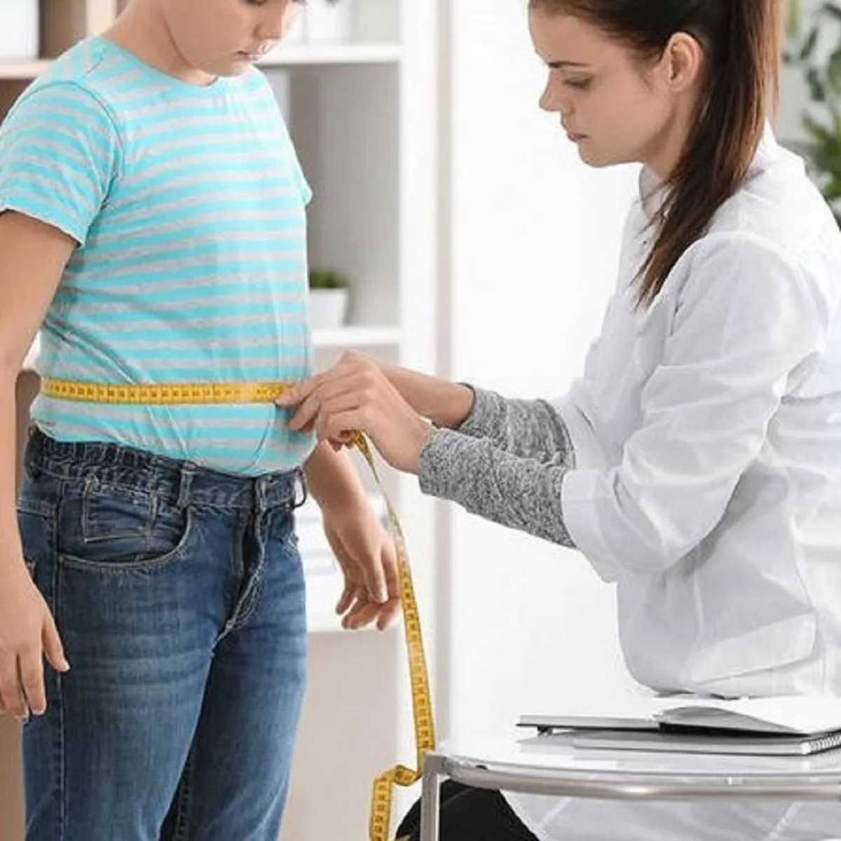 صورة لطبيبة وطفل سمين