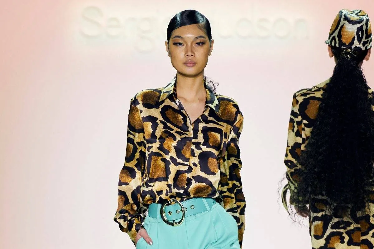 تنسيق القمصان بنقوش متنوّعة وغنيّة