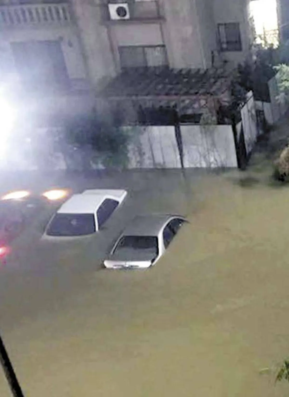 خطوات يجب عليك فعلها إذا تعرضت سيارتك للغرق بمياه الأمطار