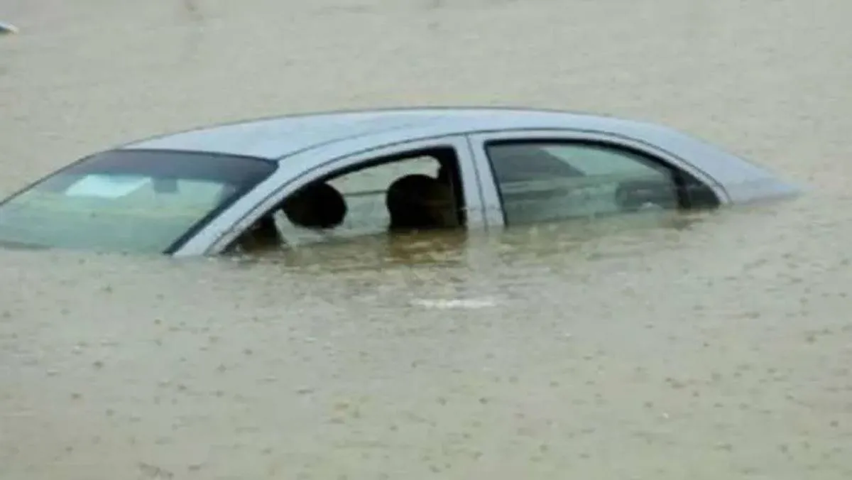 خطوات يجب عليك فعلها إذا تعرضت سيارتك للغرق بمياه الأمطار