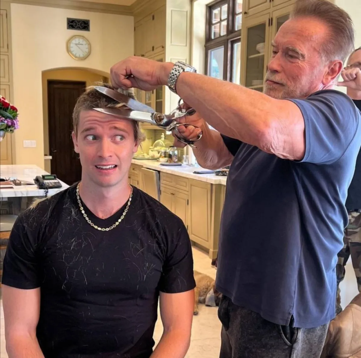 أرنولد شوارزنيغر يقص شعر ابنه باتريك- الصورة من حساب باتريك شوارزنيغر على إنستغرام