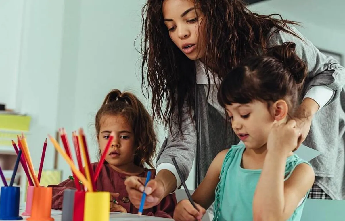 كيف تكتشفين عمى الألوان عند طفلك؟