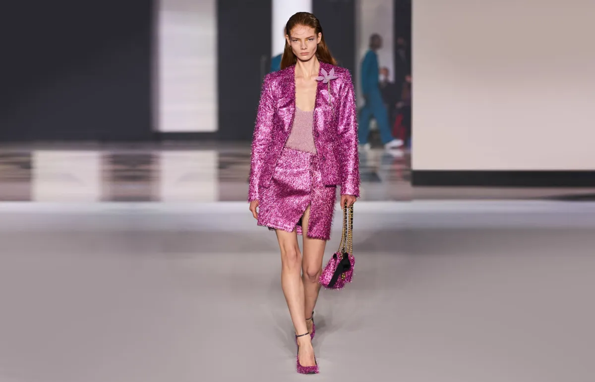 أحذية باللون البنفسجي