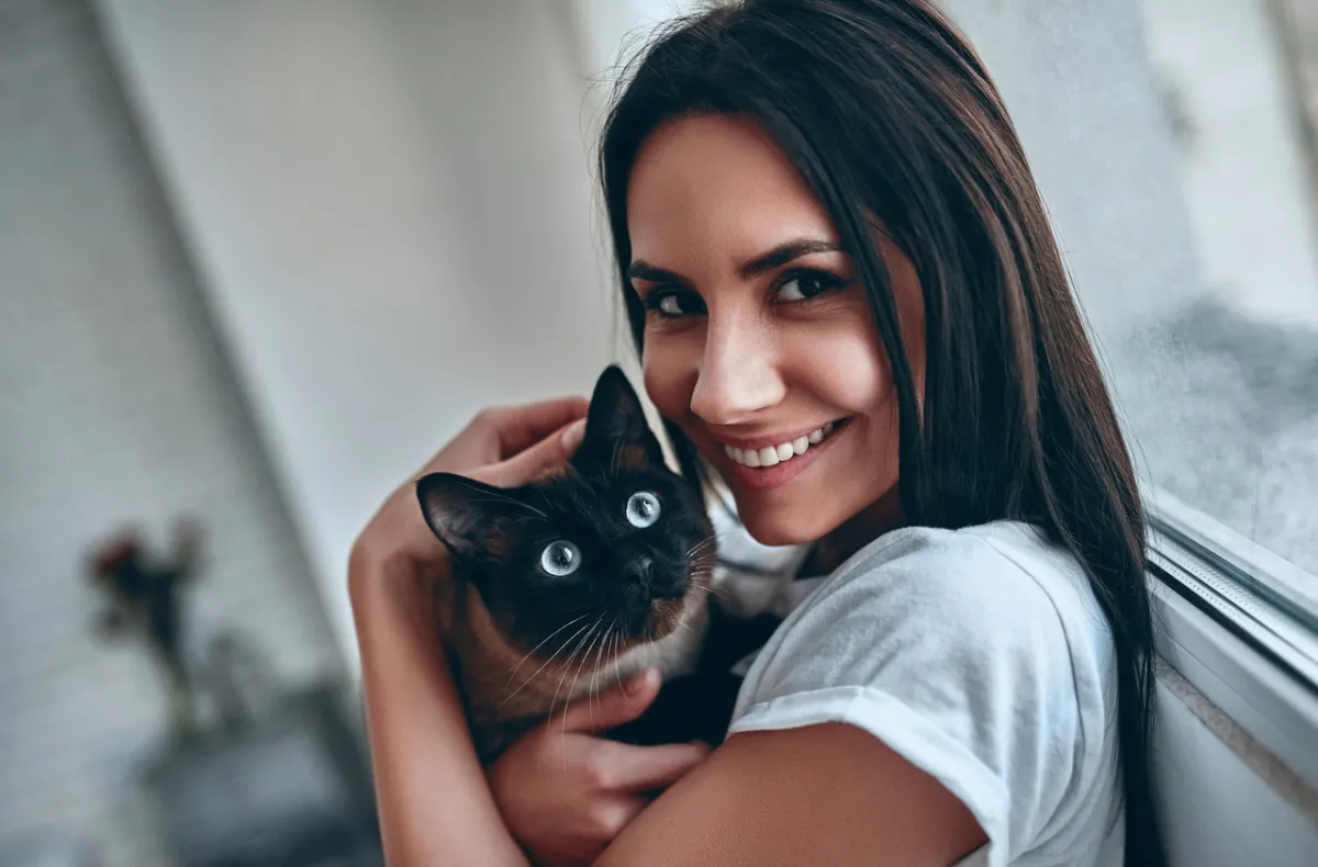 صورة لامرأة تحمل القطة