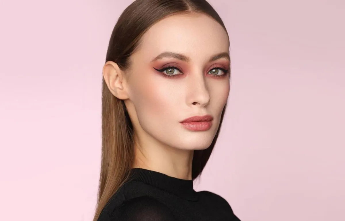 مكياج مات للعروس باللون الخوخي(الصورة من حساب deniskartashev على إنستغرام)