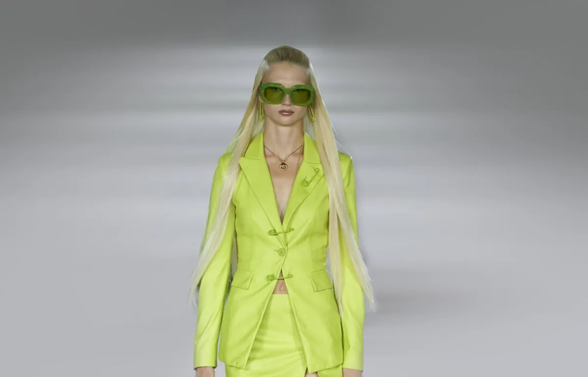 بدلة صفراء من فرساتشي