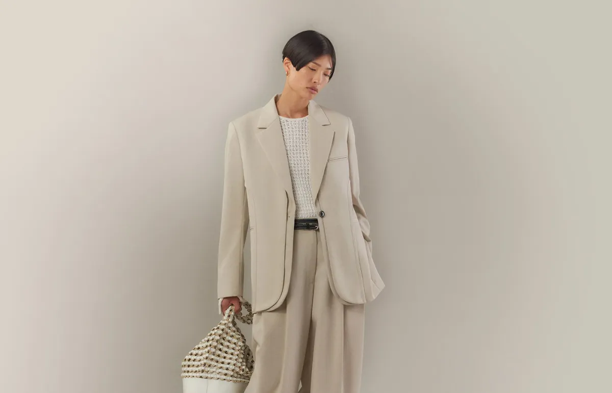 تنسيق البليزر الطويلة باللون البيج لصيف 2022 من فيليب ليم  Phillip Lim