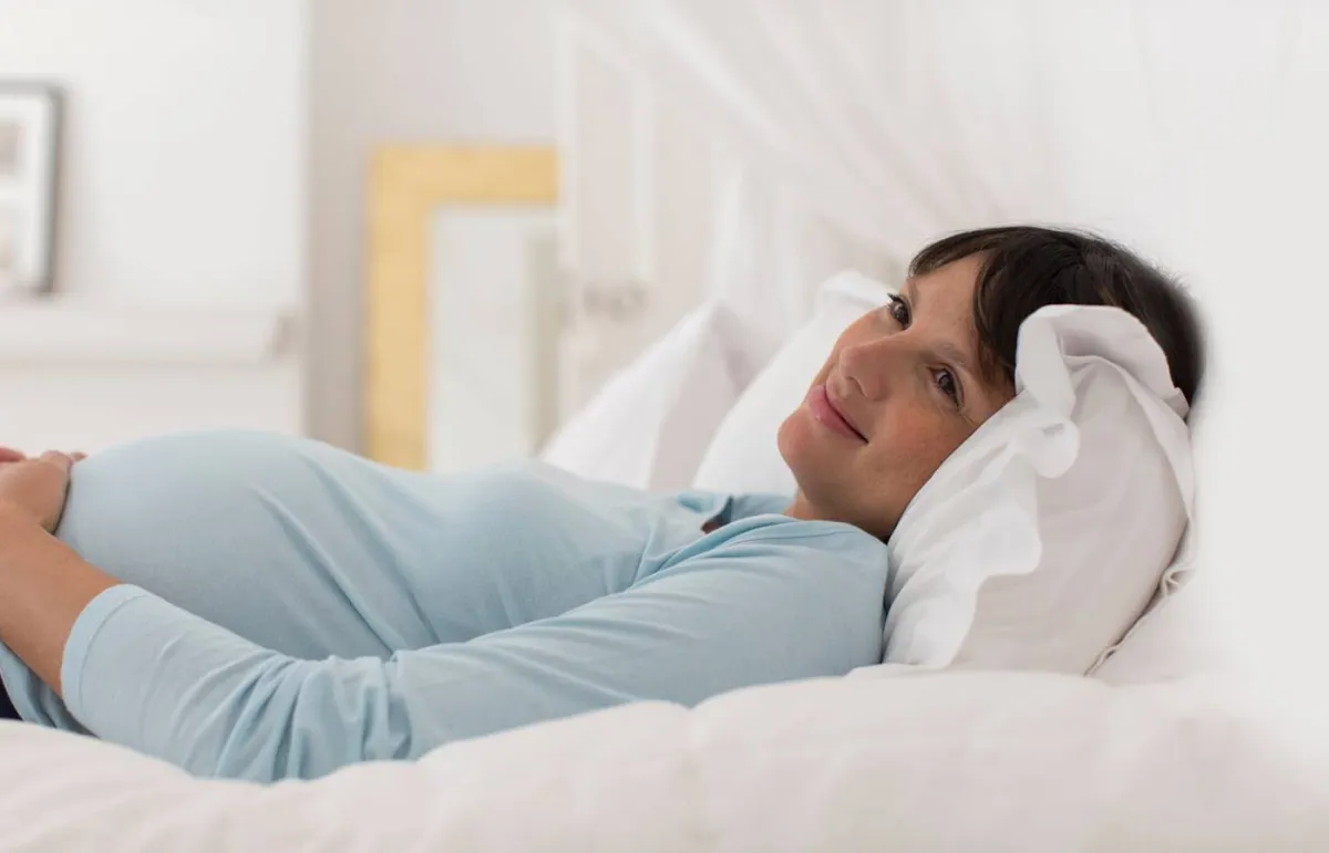 هذا هو سبب وجوب أن تنام المرأة الحامل على جانبها الأيسر