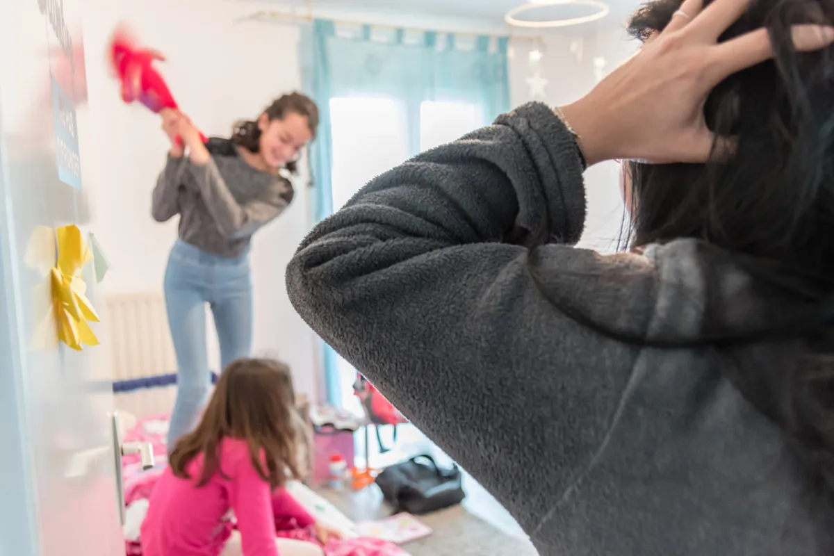 صورة لأم تضرب ابنتها