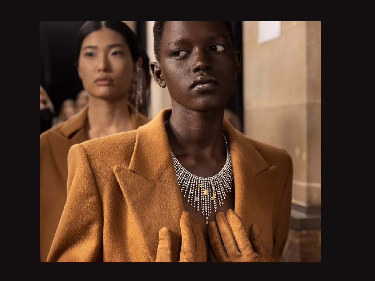 مجوهرات مرصعة بالأحجار الكريمة في أسبوع الهوت كوتور 2022.. ودار أزياء عالمية تُطلق أولى مجموعات مجوهراتها الفاخرة!