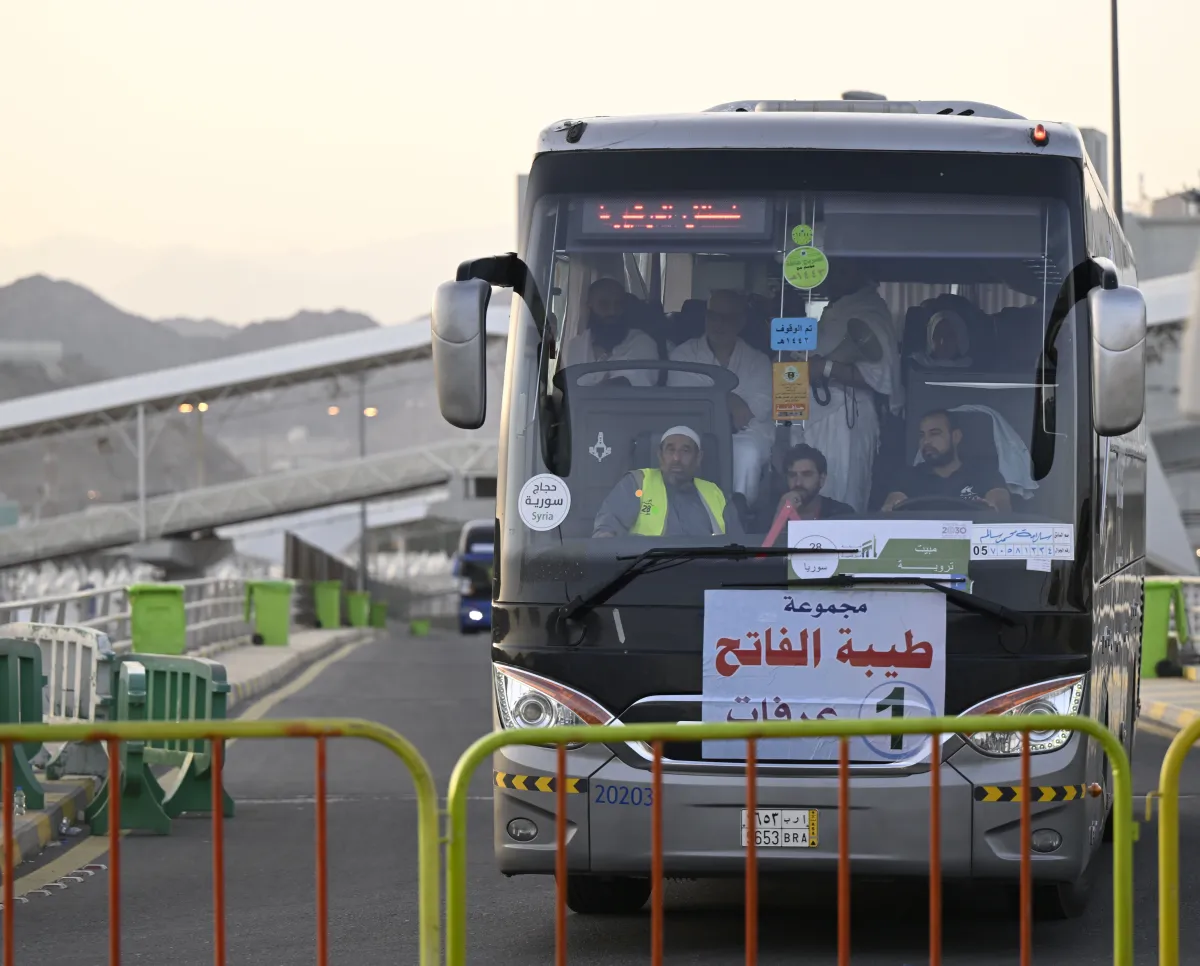 حجاج بيت الله يتوافدون لمشعر منى لقضاء يوم التروية