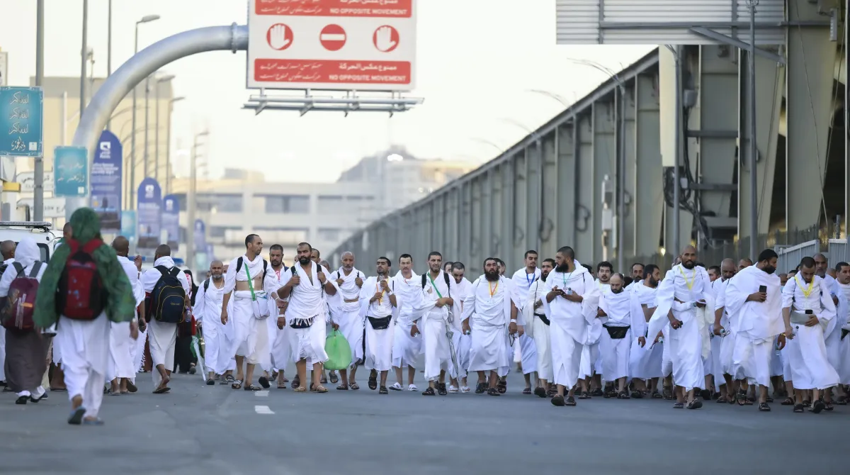 حجاج بيت الله يتوافدون لمشعر منى لقضاء يوم التروية