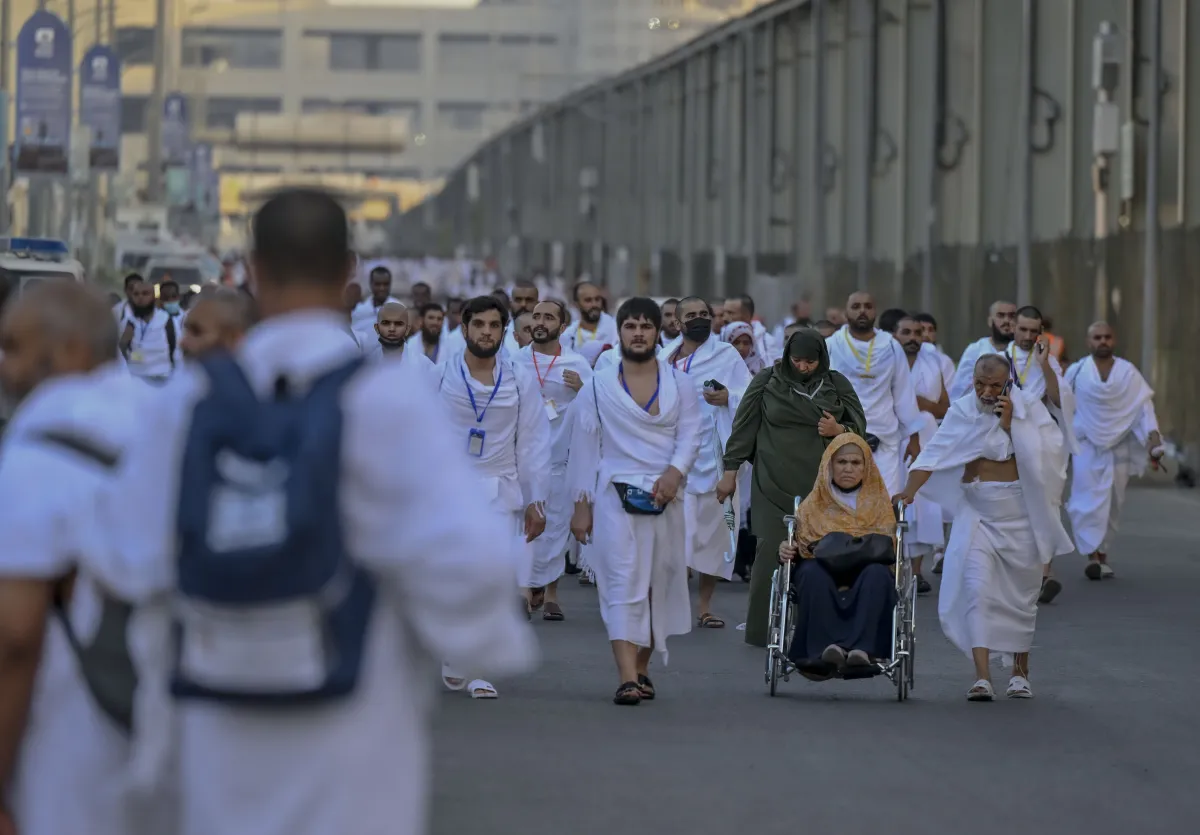 حجاج بيت الله يتوافدون لمشعر منى لقضاء يوم التروية