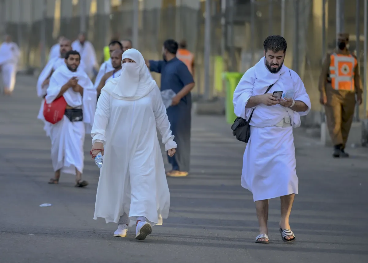 حجاج بيت الله يتوافدون لمشعر منى لقضاء يوم التروية