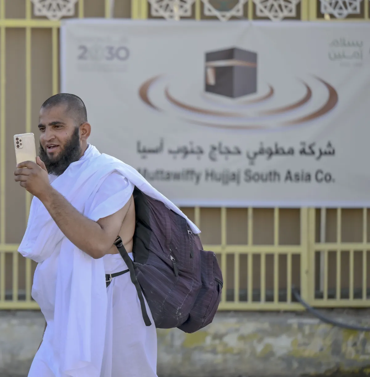 حجاج بيت الله يتوافدون لمشعر منى لقضاء يوم التروية