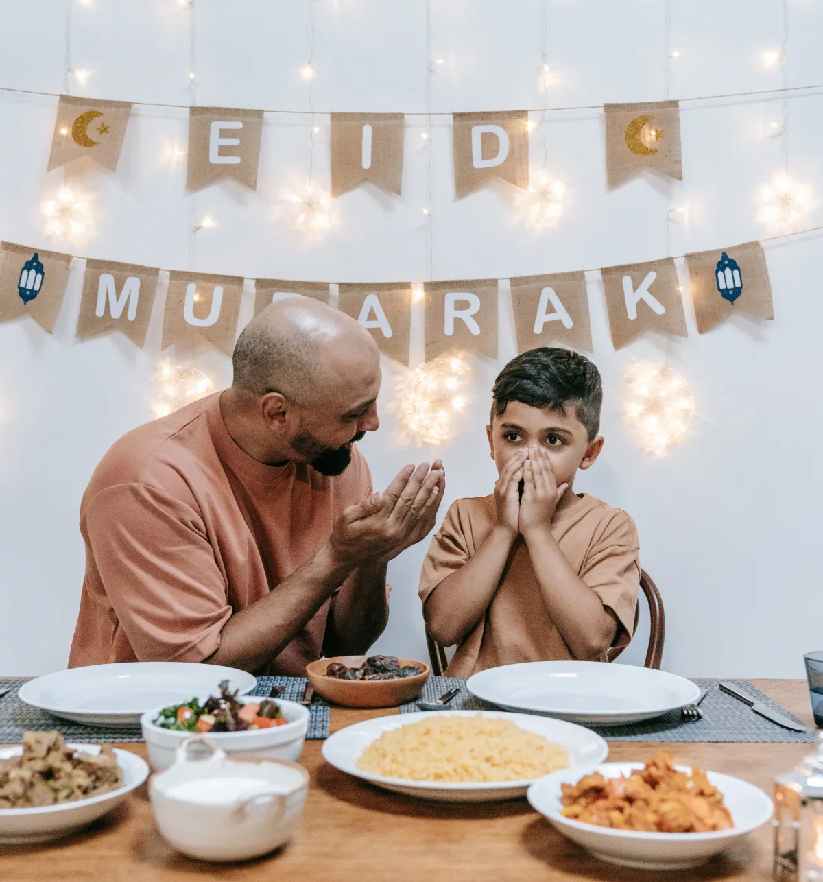 صورة لأب يعلم ابنه