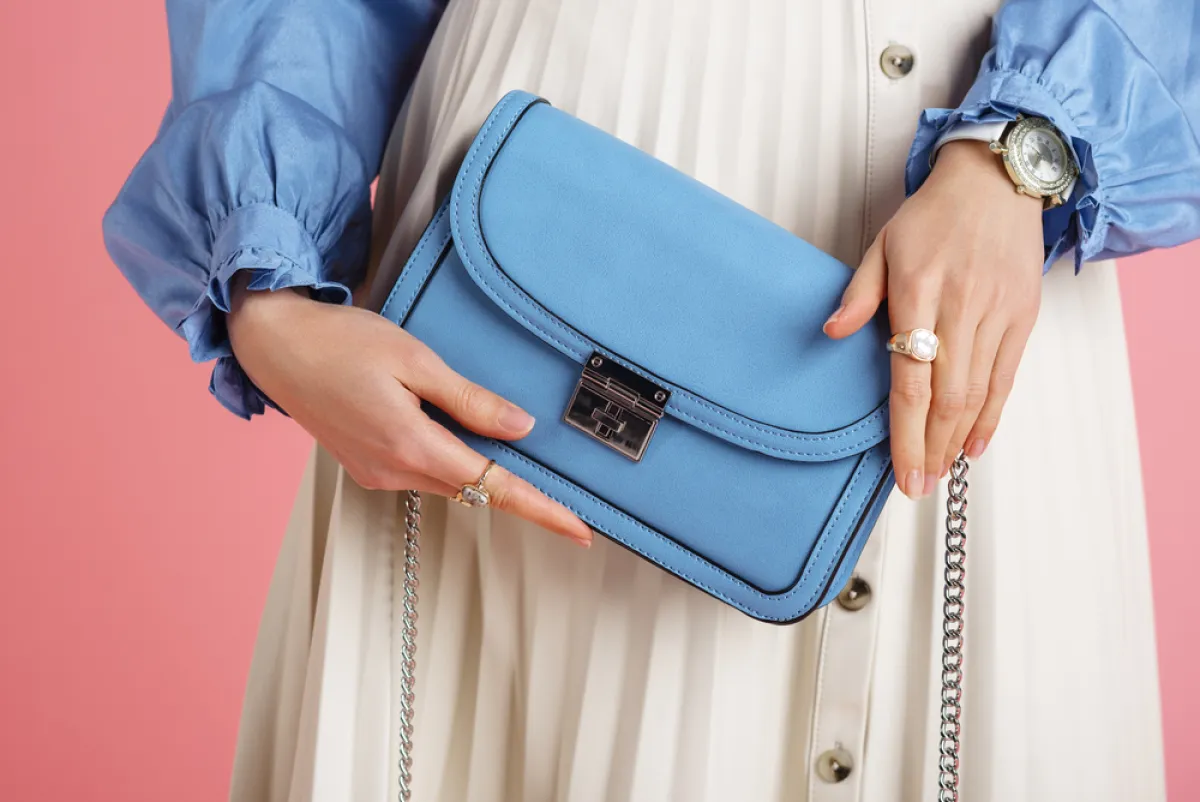 موديلات حقائب باللّون الأزرق 