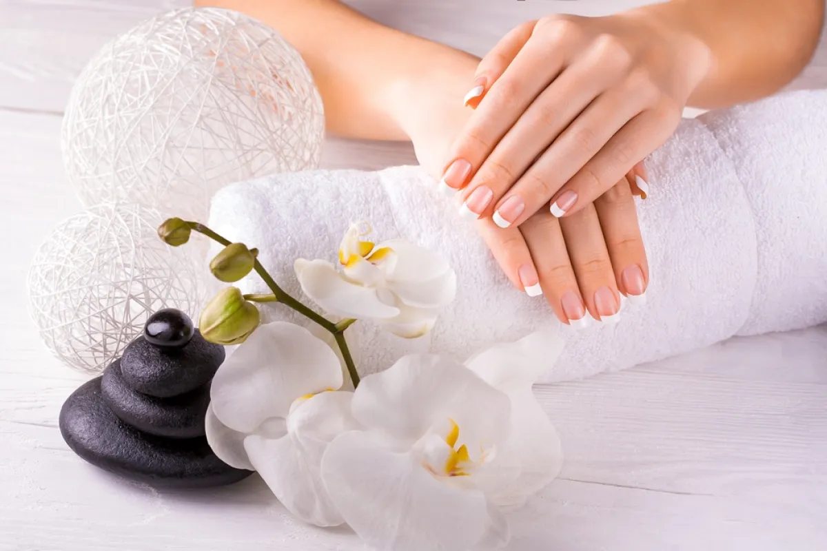 اصفرار الأظافر بعد الأكريليك: أسباب وحلول