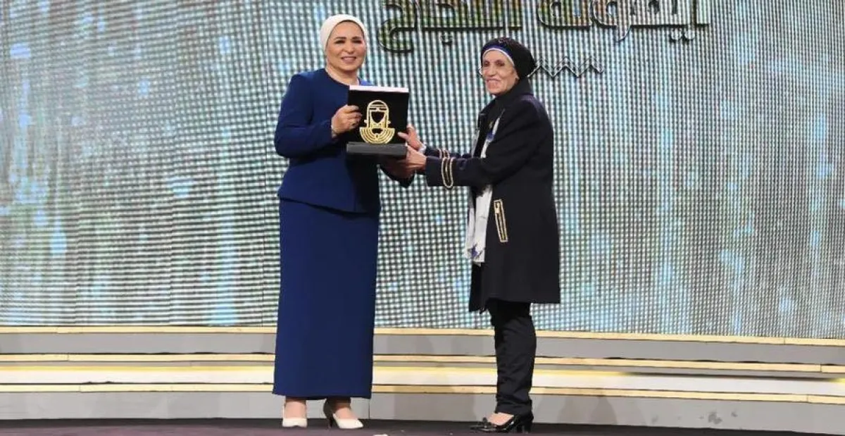 السيدة الأولى انتصار السيسي تكرّم رجاء حسين - الصورة من حساب السيدة الأولى انتصار السيسي على فيسبوك