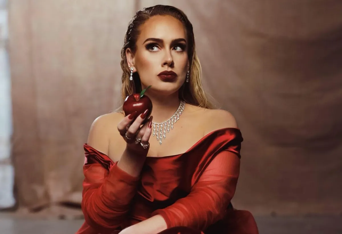 حيل توسيع العين بالمكياج بأسلوب النجمة أديل