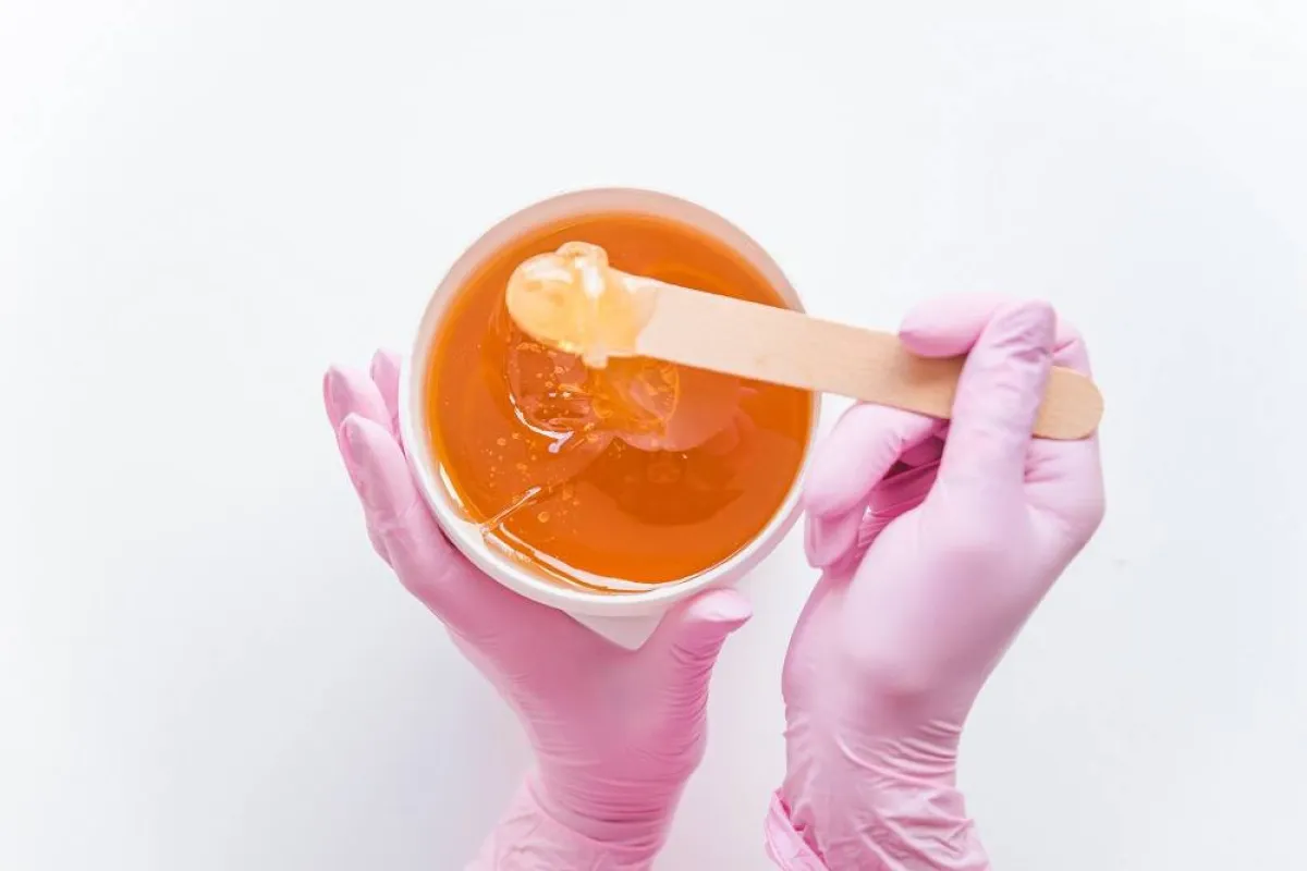 يزيل تقشير البشرة خلايا الجلد الميتة والبقع الداكنة قبل البدء بإزالة الشعر بالشمع أو الليزر