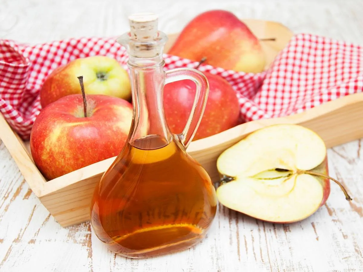 يتميز خل التفاح بالعديد من الفوائد للبشرة منها إزالة البثور والزوائد الجلدية