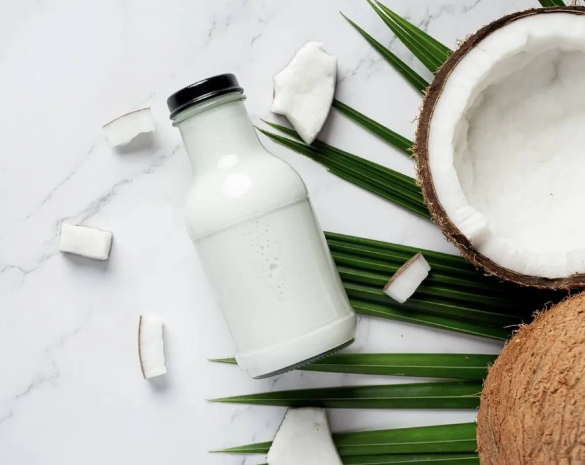 حليب جوز الهند لتنظيف وترطيب البشرة