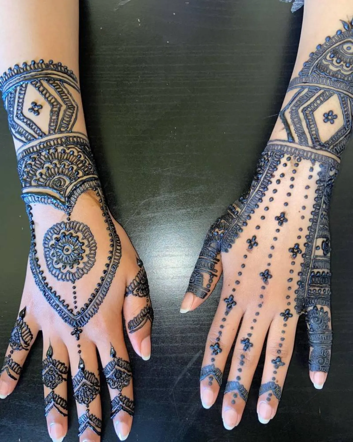 يمكنكِ رسم حنة سودانية بالزخارف والورود لإطلالة جذابة 
