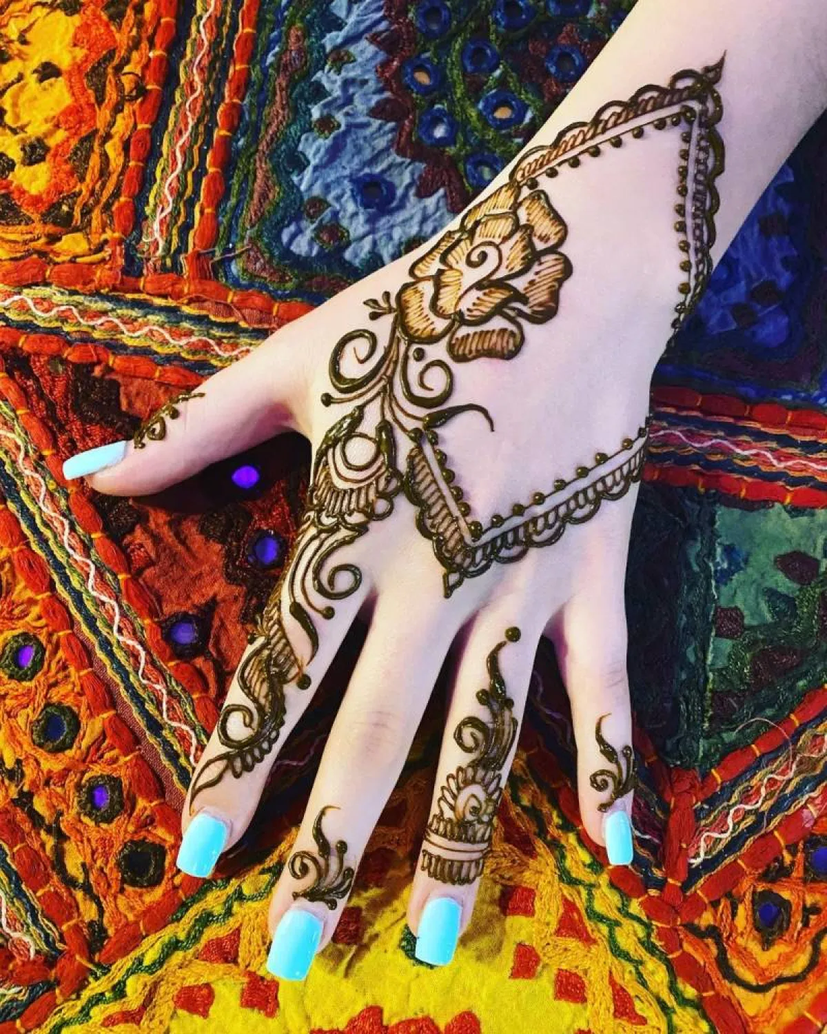 رسم حنة سودانية بالنشادر ناعم بالورود وفروع الأشجار على الأصابع واليد والمعصم