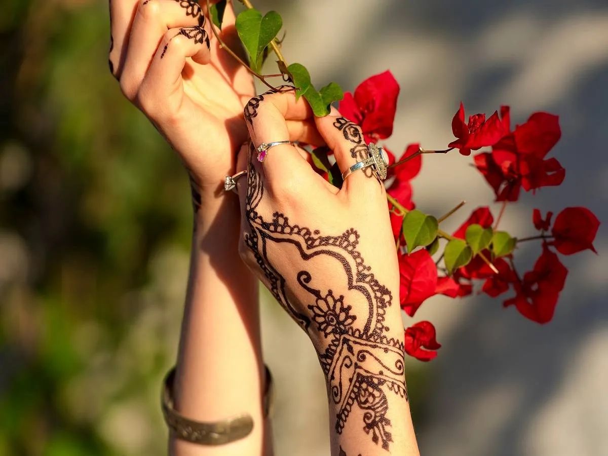 الحنة السودانية بالنشادر تشتهر بها النساء في السودان وهن أول من استخدمها في العالم
