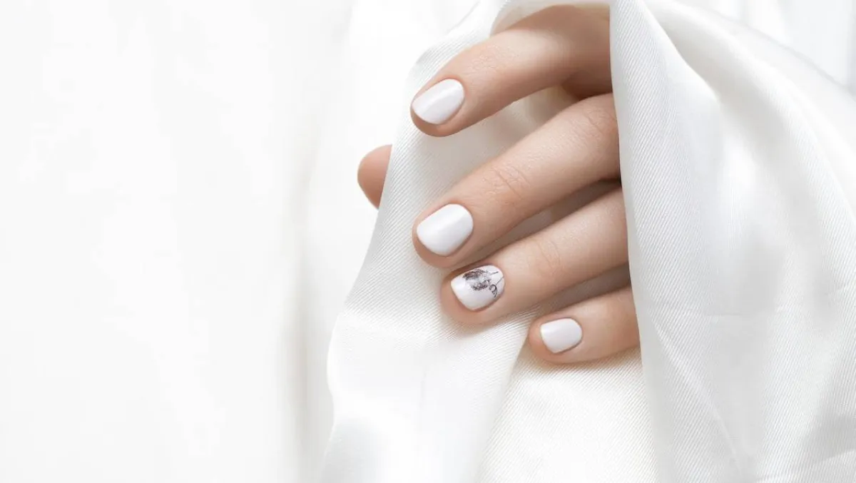 طلاء أظافر بالزهور