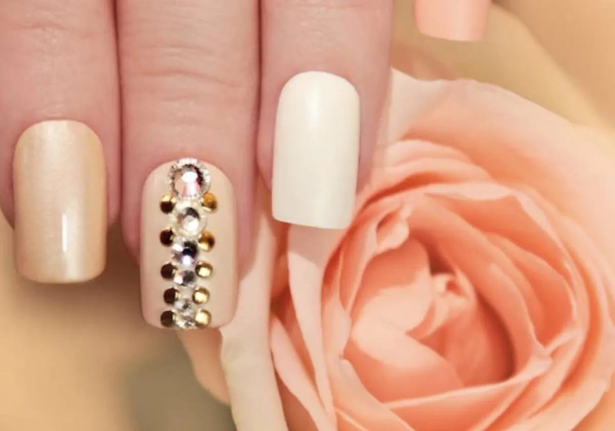 طلاء أظافر مع ستراس