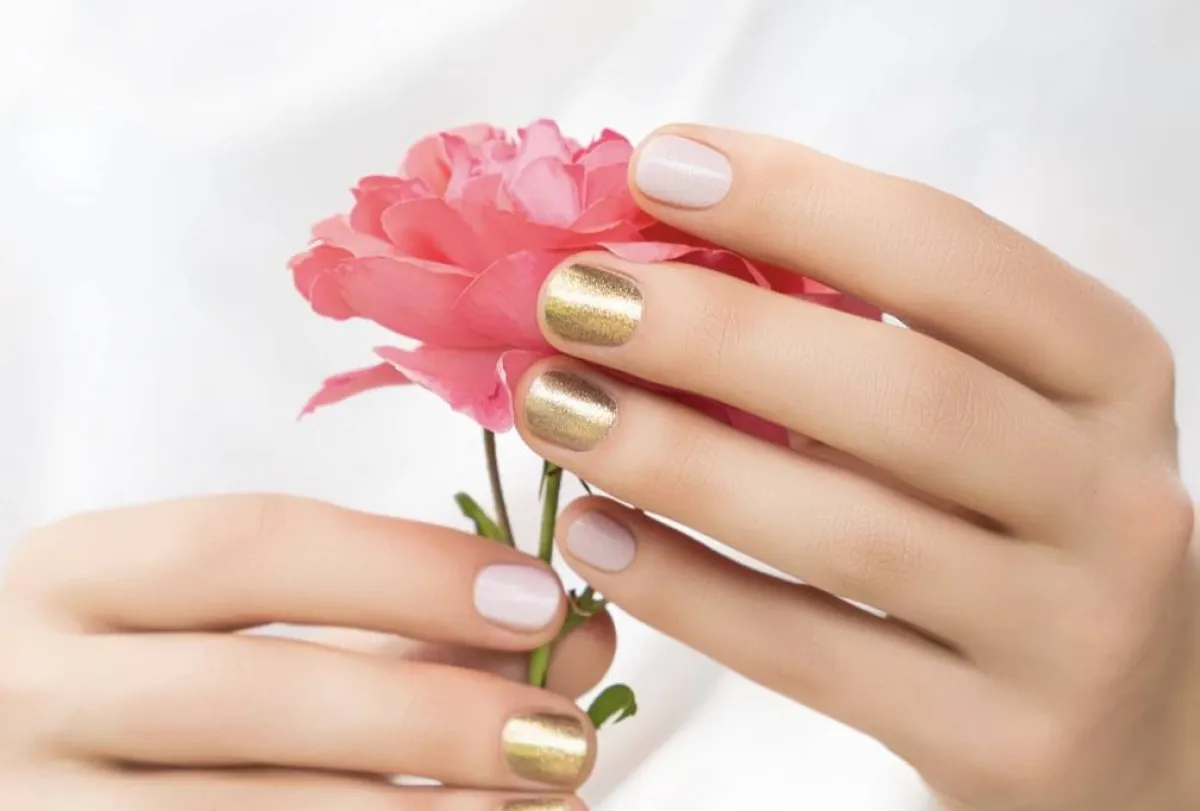 طلاء اظافر للعروس