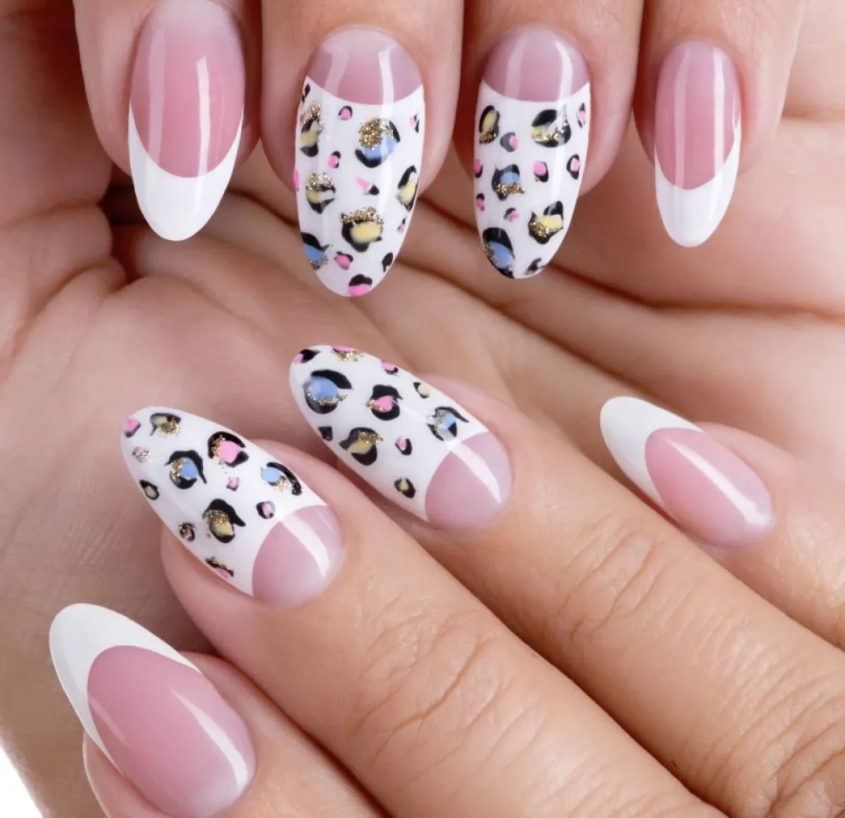 طلاء أظافر بنقوش ناعمة