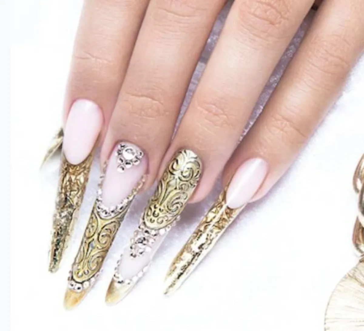 طلاء أظافر جريء