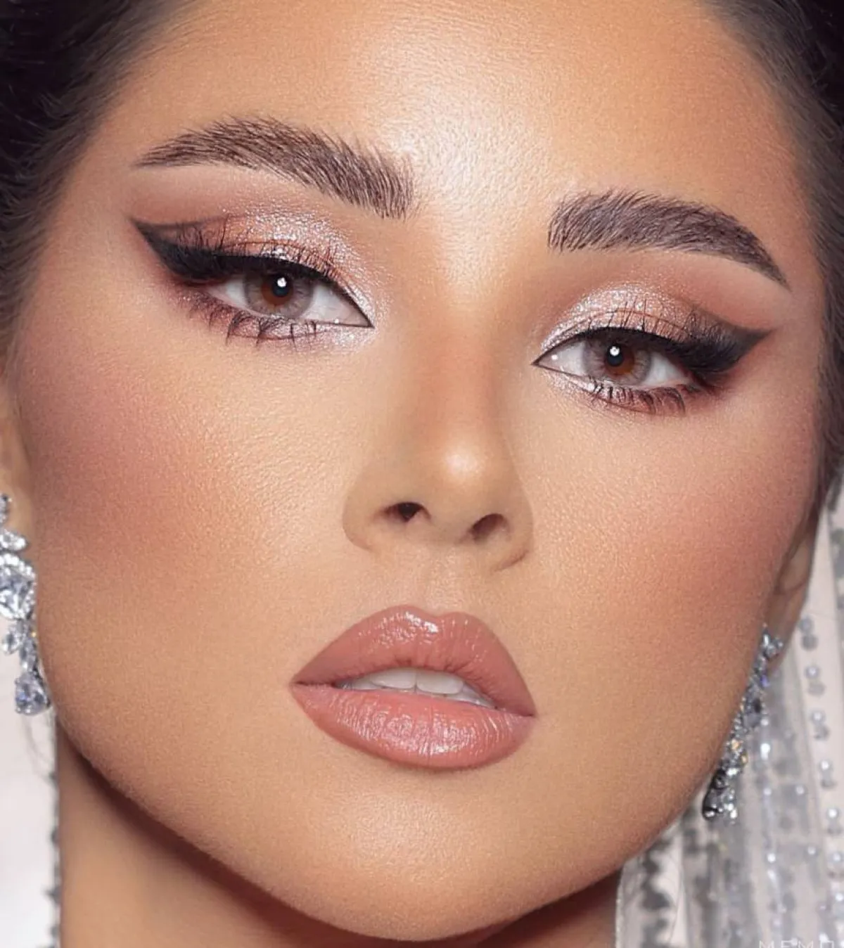 مكياج زهري مع الايلاينر الغرافيكي من منى نعمان 