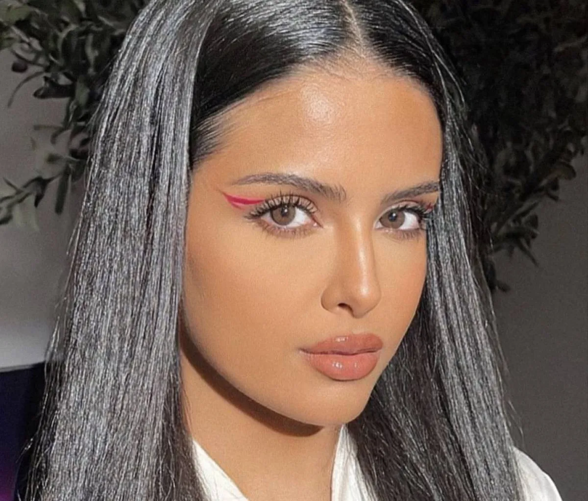 مكياج ناعم بايلاينر ملون من وعد التركي