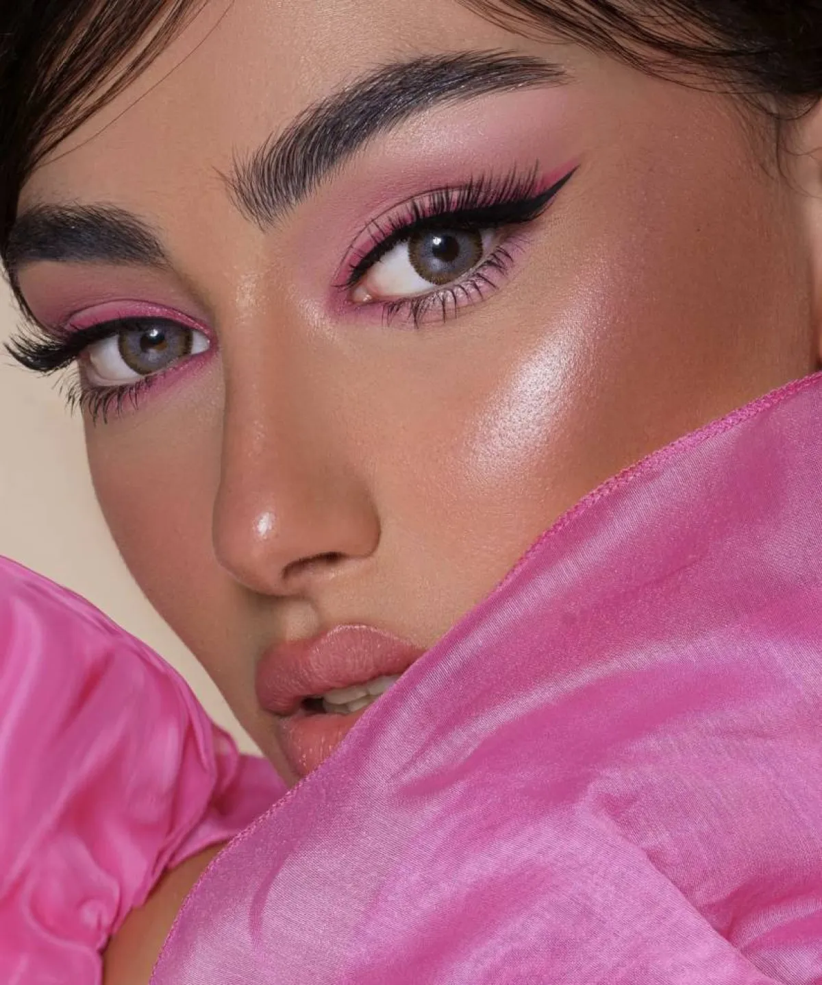 مكياج ناعم بايلاينر ملون من وعد التركي 