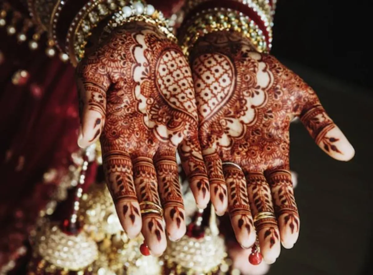 نقشة نصف القلب على الكفين