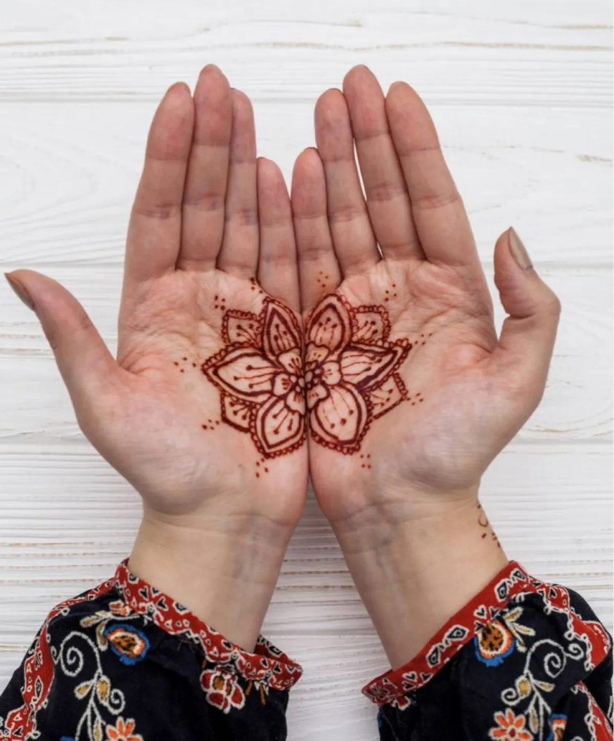 نقشة نصف الزهرة على كلا الكفين