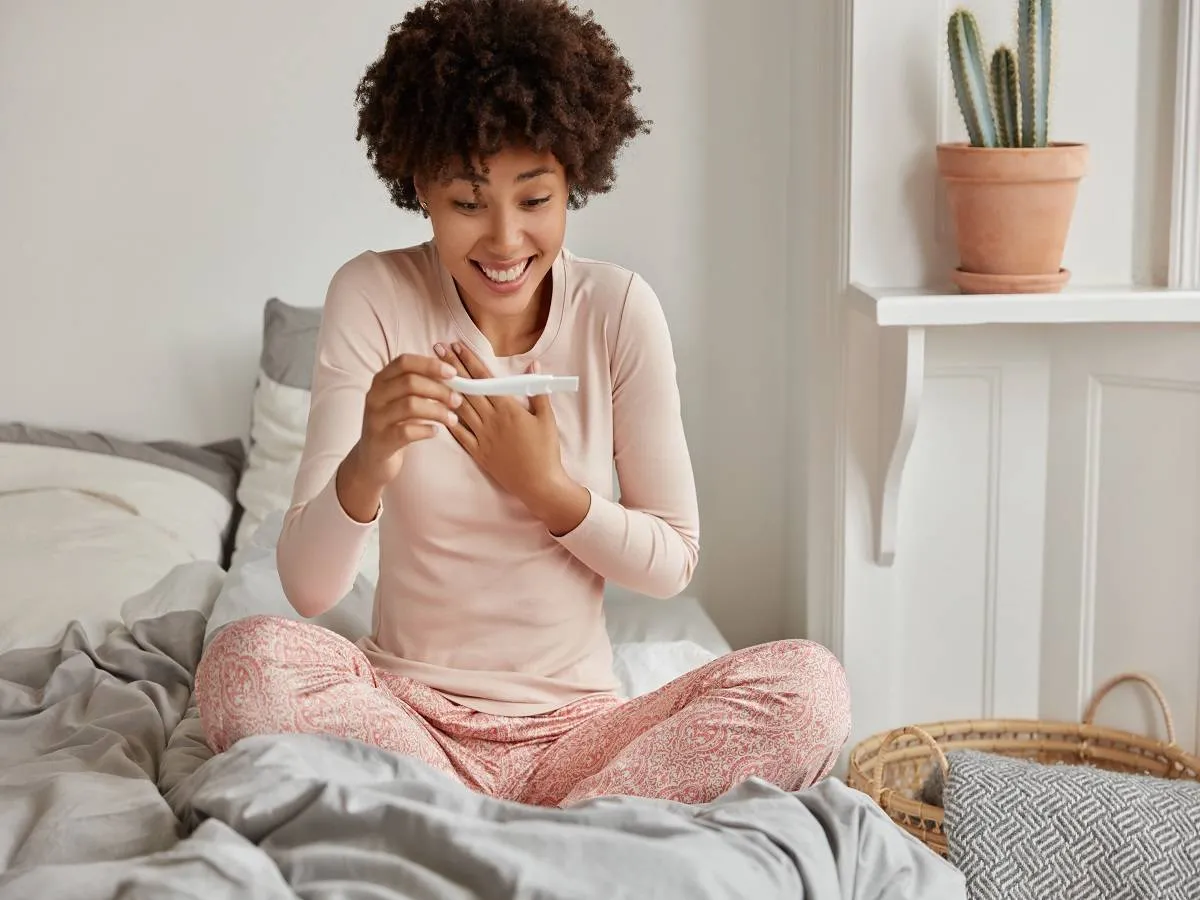 صورة لامرأة تحمل اختبارَ حمل منزلياً