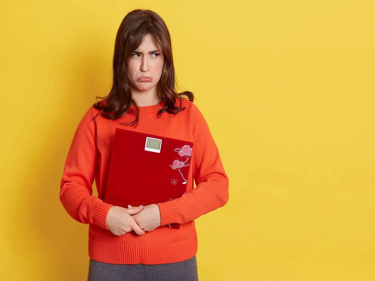 صورة لامرأة حزينة تحمل ميزاناً