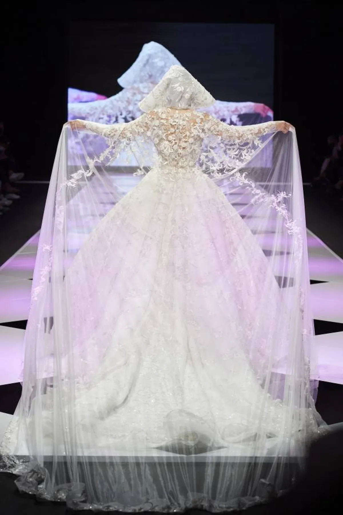 فستان زفاف مع طرحة طويلة مطرزة من كازابلانكا 