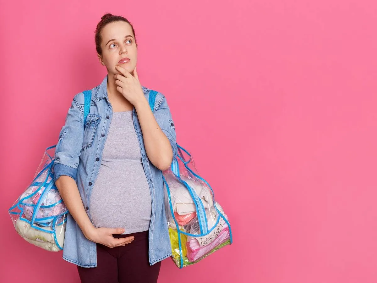 صورة لحامل تحاول التذكر