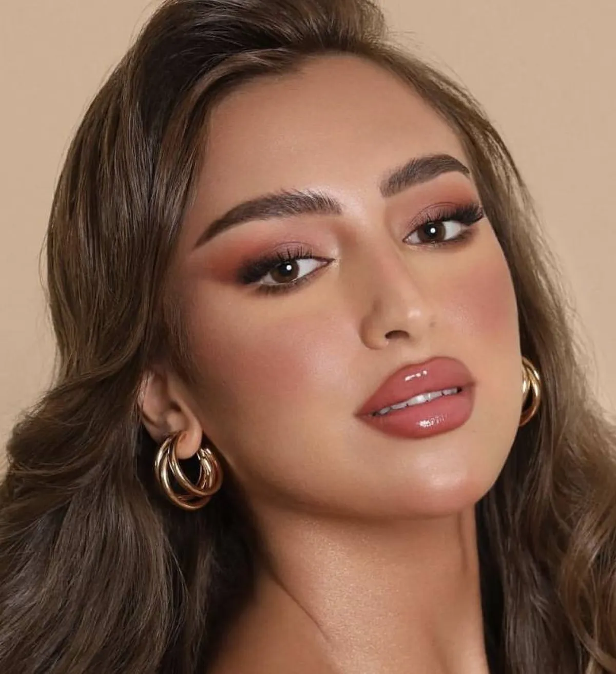 مكياج لامع من خبيرة التجميل السعودية دنا - الصورة من حسابها على الانستغرام donabeauty1