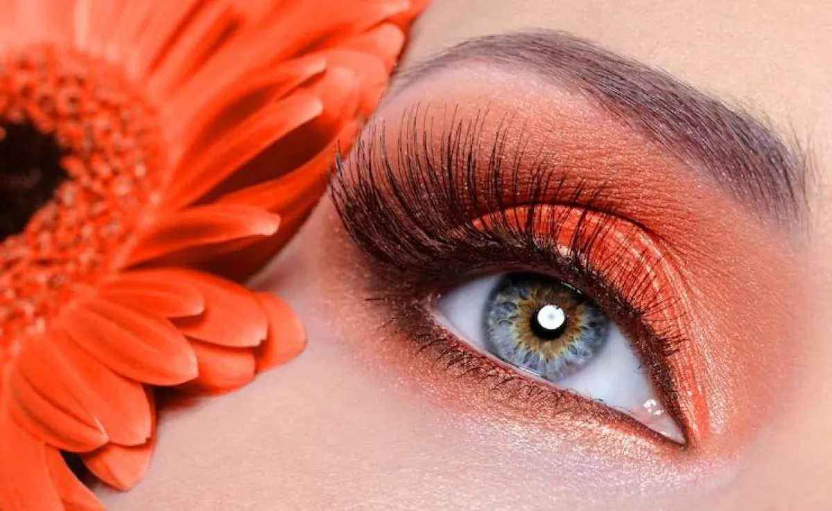 ظلال عيون برثقالية